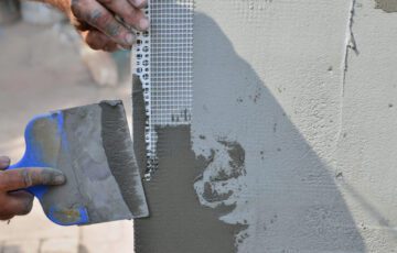 Tynk ROMA służy do ręcznego i mechanicznego wykonywania cienkowarstwowych zapraw tynkarskich.