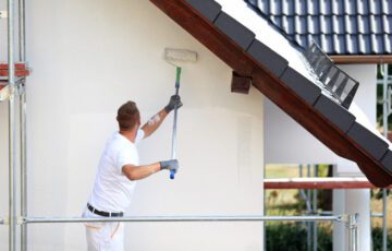 Przed nakładaniem masy tynkarskiej podłoże należy zagruntować preparatem Benson.